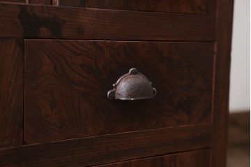 アンティーク家具　アンティーク モールガラス入りの小振りな食器棚(収納棚、茶箪笥)
