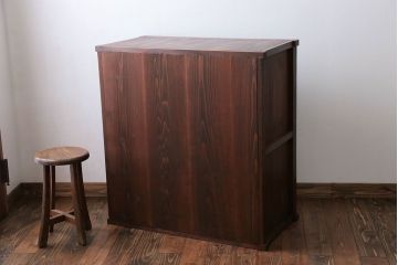 アンティーク家具　アンティーク モールガラス入りの小振りな食器棚(収納棚、茶箪笥)