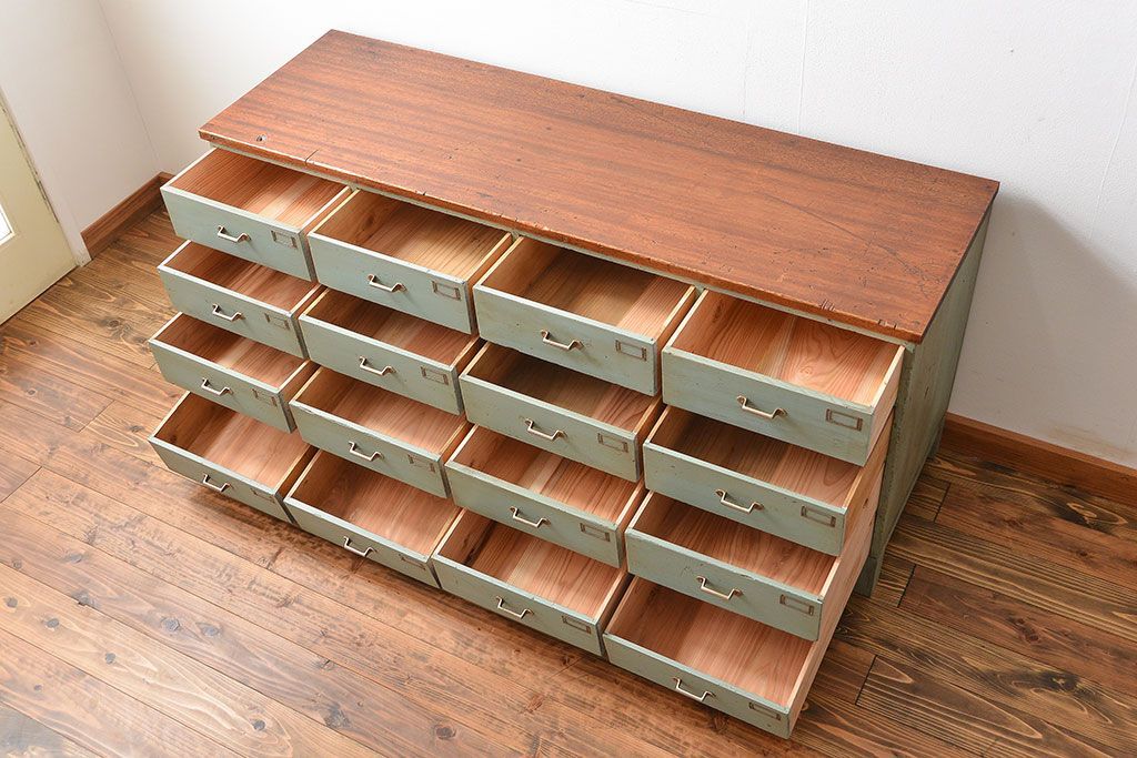 アンティーク家具　アンティークペイント かわいい脚付きチェスト(ドロワー、ネームプレート付き)