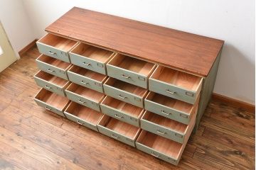 アンティーク家具　アンティークペイント かわいい脚付きチェスト(ドロワー、ネームプレート付き)