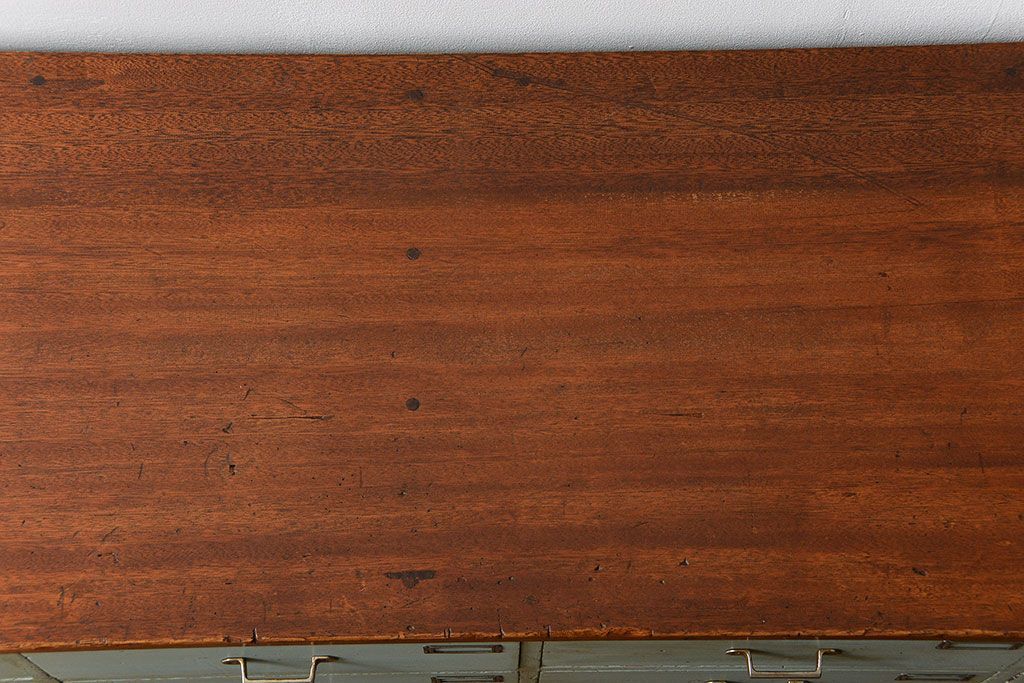 アンティーク家具　アンティークペイント かわいい脚付きチェスト(ドロワー、ネームプレート付き)