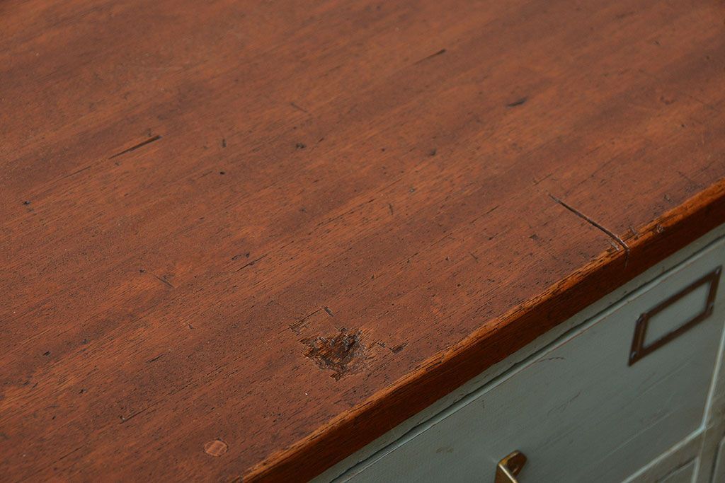 アンティーク家具　アンティークペイント かわいい脚付きチェスト(ドロワー、ネームプレート付き)