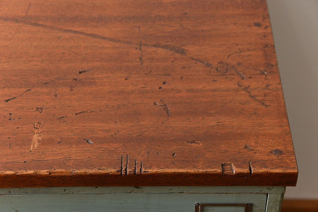 アンティーク家具　アンティークペイント かわいい脚付きチェスト(ドロワー、ネームプレート付き)