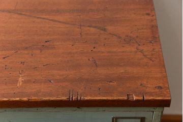 アンティーク家具　アンティークペイント かわいい脚付きチェスト(ドロワー、ネームプレート付き)