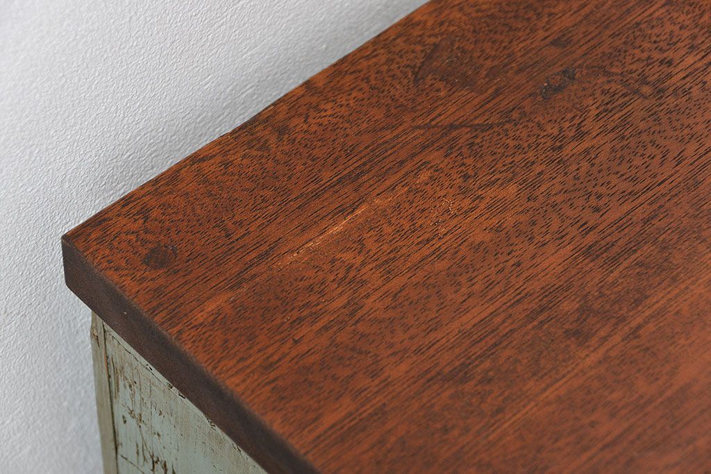 アンティーク家具　アンティークペイント かわいい脚付きチェスト(ドロワー、ネームプレート付き)