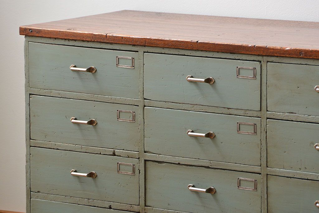 アンティーク家具　アンティークペイント かわいい脚付きチェスト(ドロワー、ネームプレート付き)