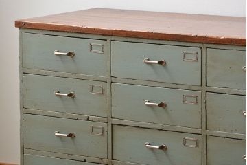 アンティーク家具　アンティークペイント かわいい脚付きチェスト(ドロワー、ネームプレート付き)