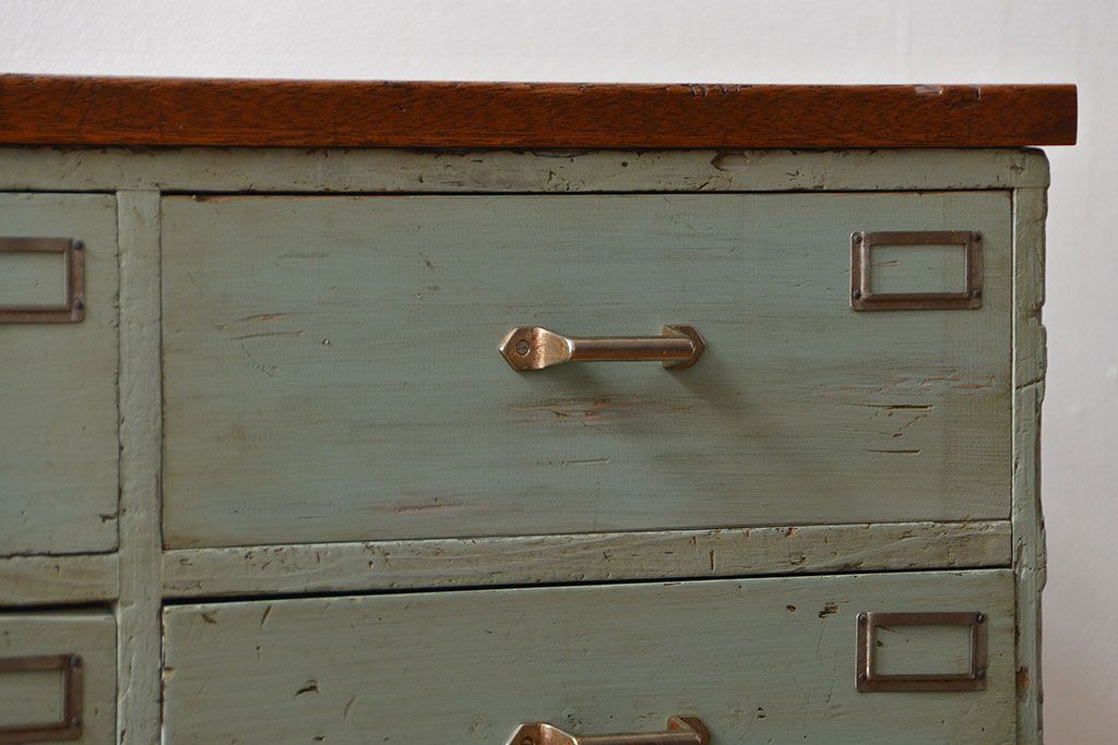 アンティーク家具　アンティークペイント かわいい脚付きチェスト(ドロワー、ネームプレート付き)