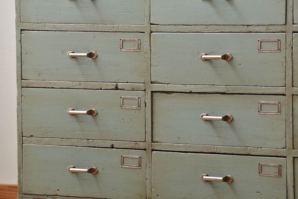 アンティーク家具　アンティークペイント かわいい脚付きチェスト(ドロワー、ネームプレート付き)