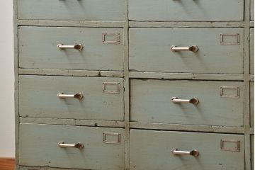 アンティーク家具　アンティークペイント かわいい脚付きチェスト(ドロワー、ネームプレート付き)