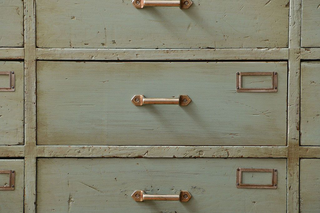 アンティーク家具　アンティークペイント かわいい脚付きチェスト(ドロワー、ネームプレート付き)