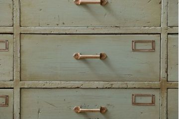 アンティーク家具　アンティークペイント かわいい脚付きチェスト(ドロワー、ネームプレート付き)