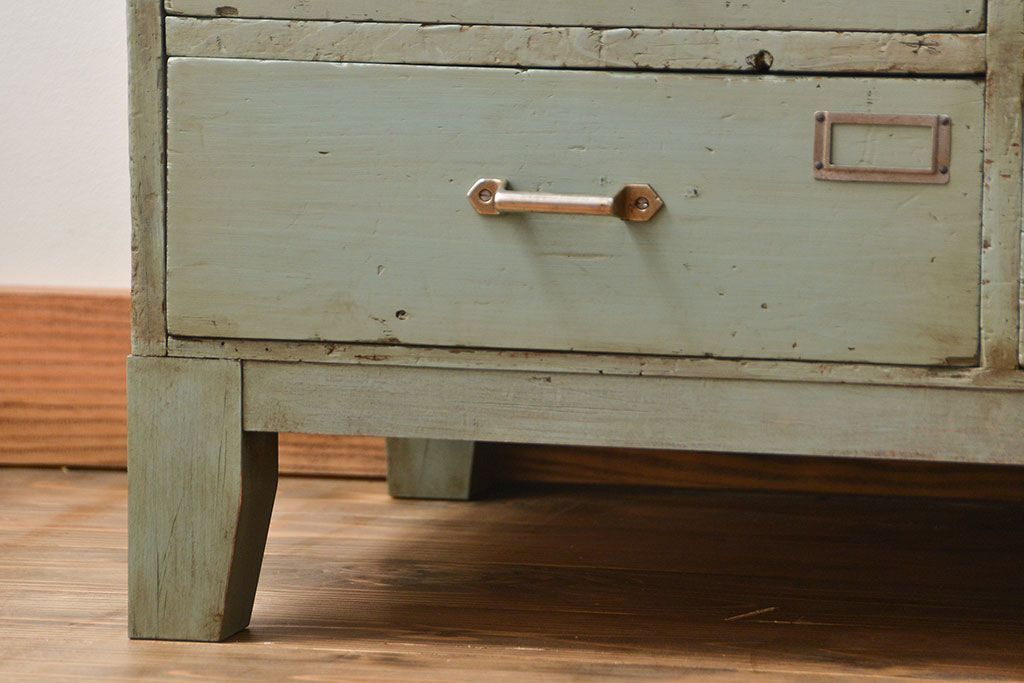 アンティーク家具　アンティークペイント かわいい脚付きチェスト(ドロワー、ネームプレート付き)