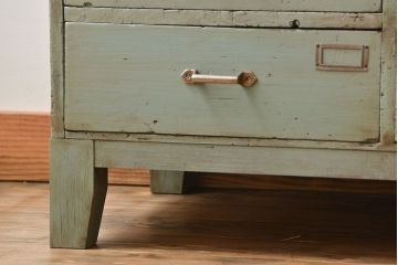 アンティーク家具　アンティークペイント かわいい脚付きチェスト(ドロワー、ネームプレート付き)