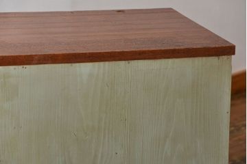 アンティーク家具　アンティークペイント かわいい脚付きチェスト(ドロワー、ネームプレート付き)