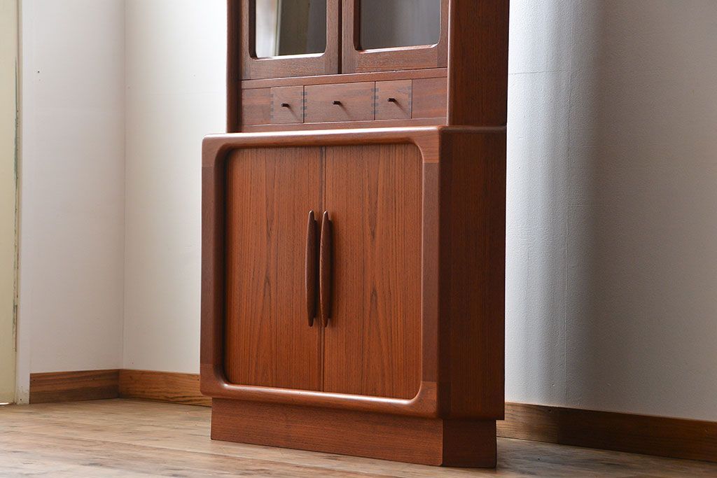 北欧家具 チーク材 シャッター扉付きの北欧ビンテージコーナーキャビネット