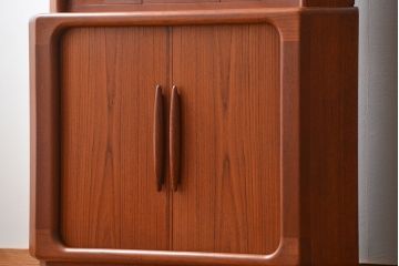 北欧家具 チーク材 シャッター扉付きの北欧ビンテージコーナーキャビネット