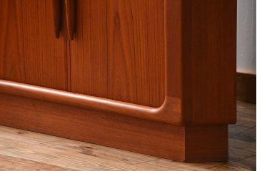 北欧家具 チーク材 シャッター扉付きの北欧ビンテージコーナーキャビネット