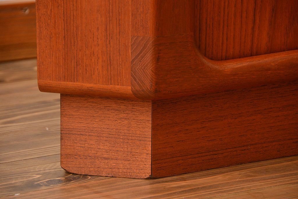 北欧家具 チーク材 シャッター扉付きの北欧ビンテージコーナーキャビネット