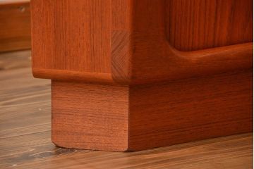 北欧家具 チーク材 シャッター扉付きの北欧ビンテージコーナーキャビネット