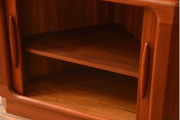 北欧家具 チーク材 シャッター扉付きの北欧ビンテージコーナーキャビネット