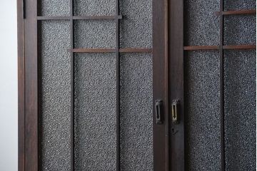 アンティーク家具　大正ロマン ダイヤガラス入りの2段重ね収納棚(食器棚)