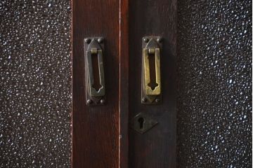 アンティーク家具　大正ロマン ダイヤガラス入りの2段重ね収納棚(食器棚)