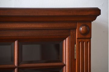 アンティーク家具　イギリスアンティーク マホガニー材!極めて上質な薄型ブックケース(カップボード、キャビネット)