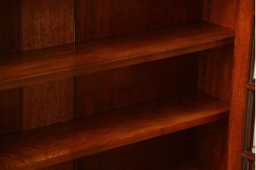 アンティーク家具　イギリスアンティーク マホガニー材!極めて上質な薄型ブックケース(カップボード、キャビネット)