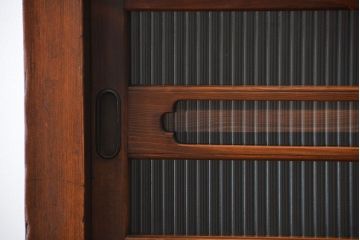 アンティーク家具　古民具・骨董 モールガラス入りのモダンな三尺水屋箪笥(食器棚、収納棚)