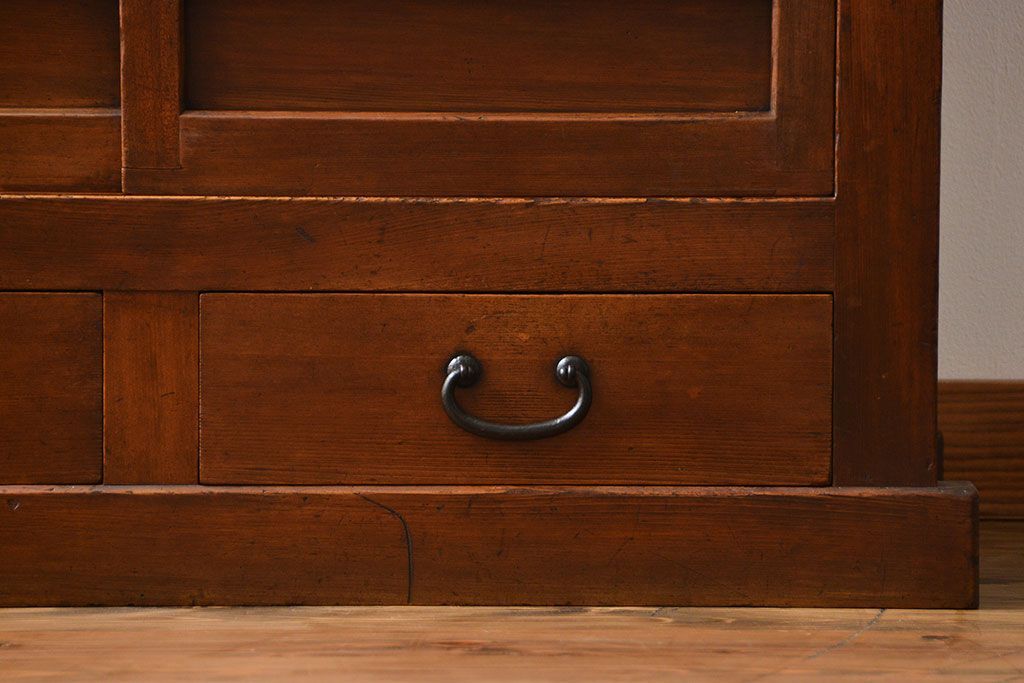 アンティーク家具　古民具・骨董 モールガラス入りのモダンな三尺水屋箪笥(食器棚、収納棚)