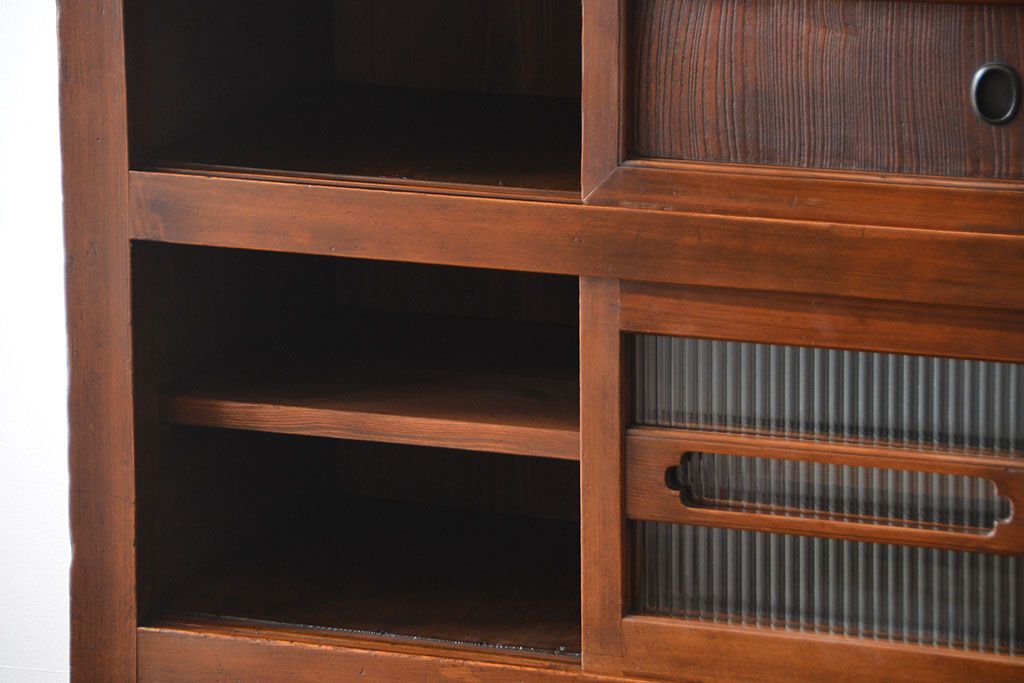 アンティーク家具　古民具・骨董 モールガラス入りのモダンな三尺水屋箪笥(食器棚、収納棚)