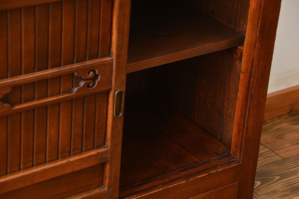 アンティーク家具　古民具・骨董 モールガラス入りのモダンな三尺水屋箪笥(食器棚、収納棚)