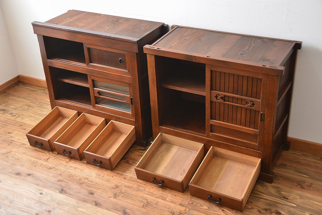 アンティーク家具　古民具・骨董 モールガラス入りのモダンな三尺水屋箪笥(食器棚、収納棚)