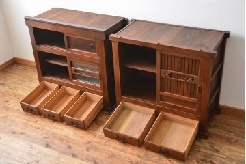 アンティーク家具　古民具・骨董 モールガラス入りのモダンな三尺水屋箪笥(食器棚、収納棚)