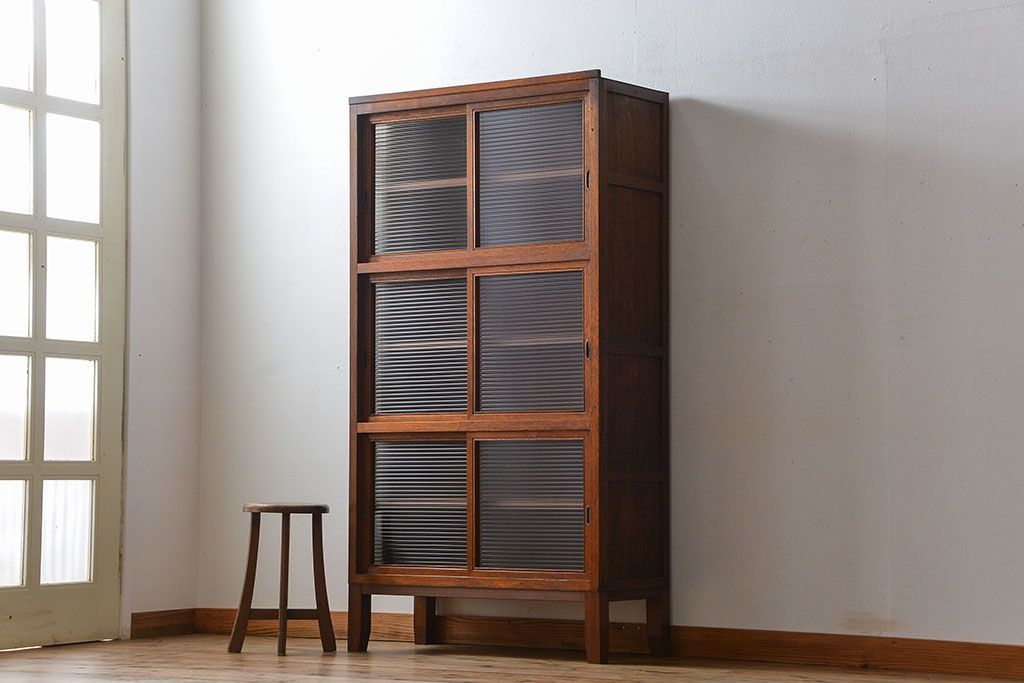 アンティーク家具　アンティーク シンプルな脚付きモールガラス収納棚(食器棚、戸棚)