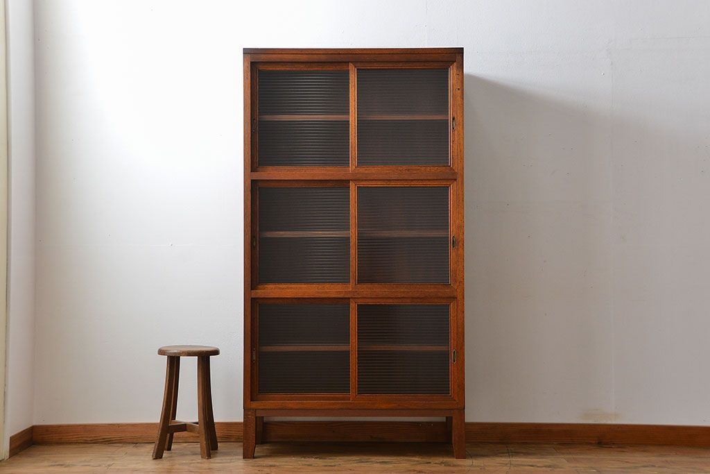 アンティーク家具　アンティーク シンプルな脚付きモールガラス収納棚(食器棚、戸棚)