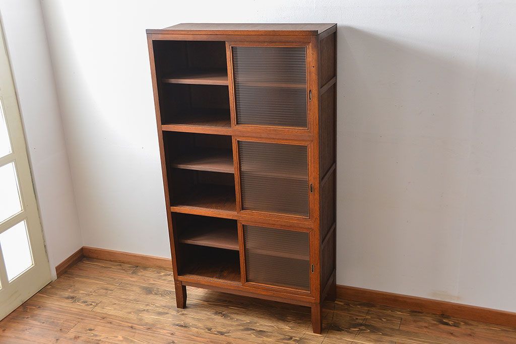 アンティーク家具　アンティーク シンプルな脚付きモールガラス収納棚(食器棚、戸棚)