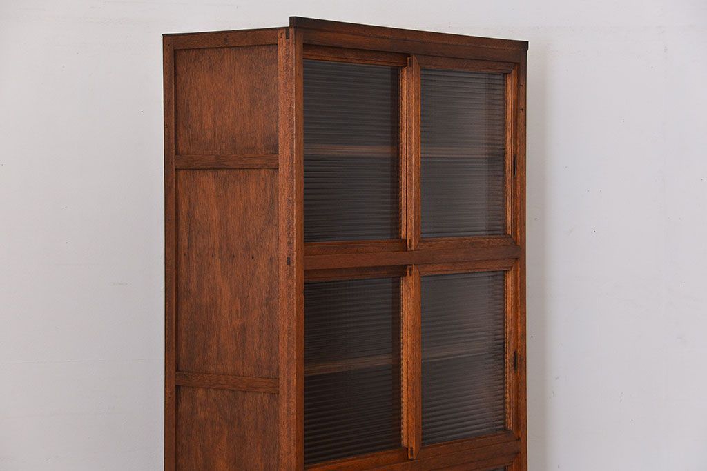 アンティーク家具　アンティーク シンプルな脚付きモールガラス収納棚(食器棚、戸棚)