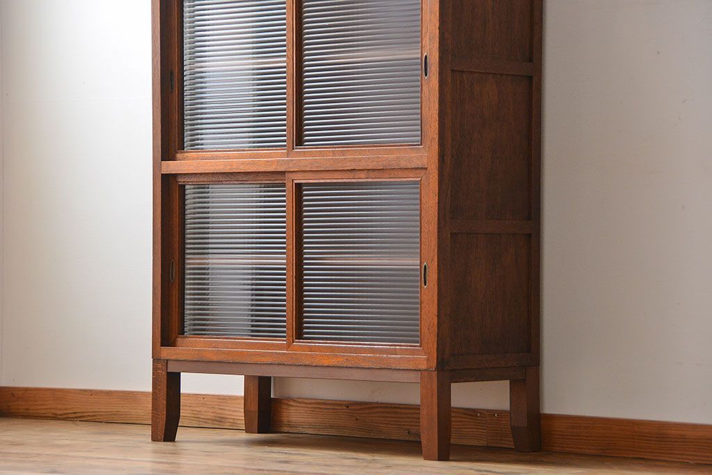 アンティーク家具　アンティーク シンプルな脚付きモールガラス収納棚(食器棚、戸棚)