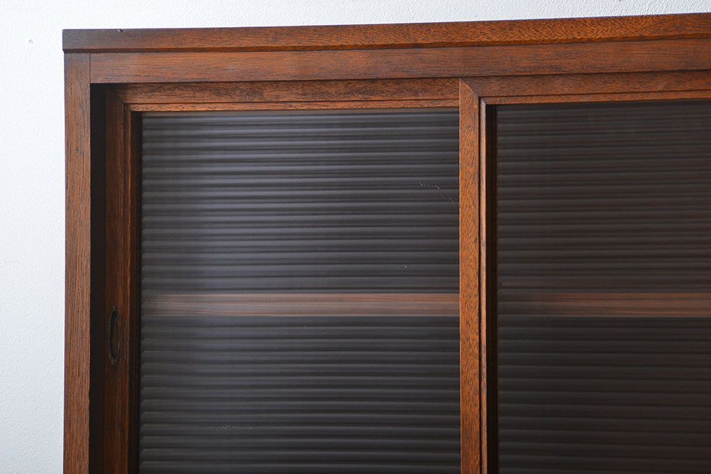 アンティーク家具　アンティーク シンプルな脚付きモールガラス収納棚(食器棚、戸棚)