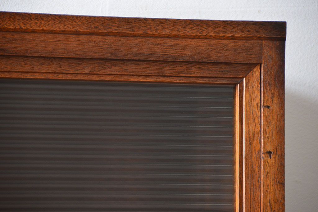 アンティーク家具　アンティーク シンプルな脚付きモールガラス収納棚(食器棚、戸棚)