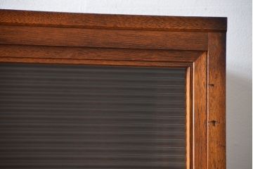 アンティーク家具　アンティーク シンプルな脚付きモールガラス収納棚(食器棚、戸棚)