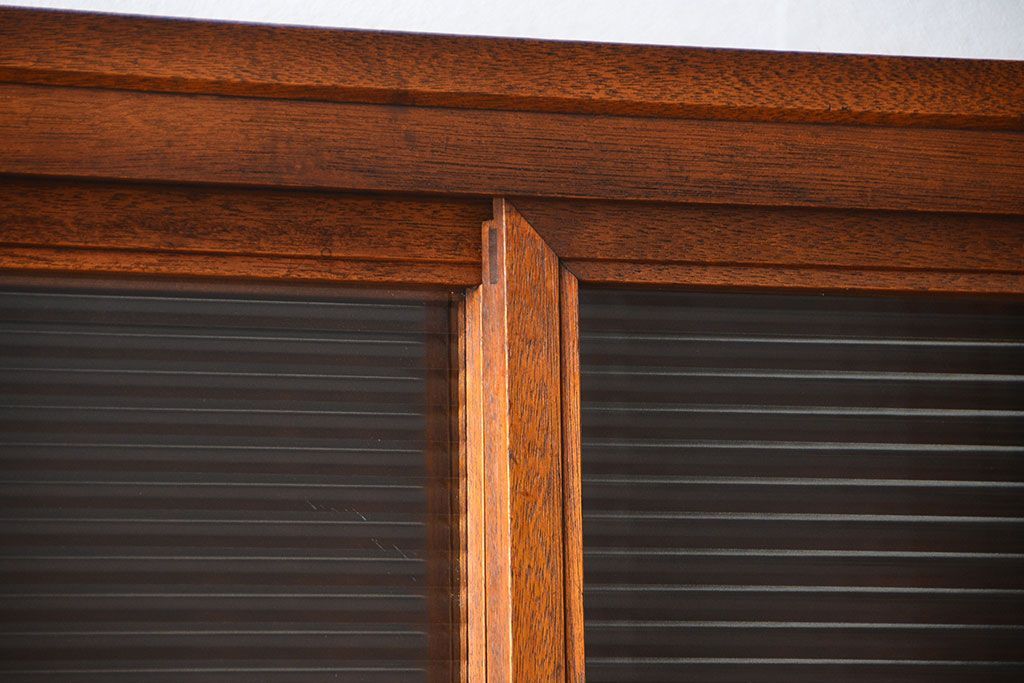 アンティーク家具　アンティーク シンプルな脚付きモールガラス収納棚(食器棚、戸棚)