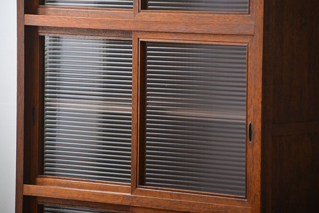 アンティーク家具　アンティーク シンプルな脚付きモールガラス収納棚(食器棚、戸棚)