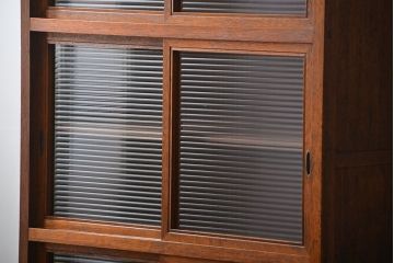 アンティーク家具　アンティーク シンプルな脚付きモールガラス収納棚(食器棚、戸棚)