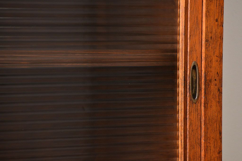 アンティーク家具　アンティーク シンプルな脚付きモールガラス収納棚(食器棚、戸棚)