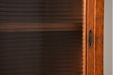 アンティーク家具　アンティーク シンプルな脚付きモールガラス収納棚(食器棚、戸棚)