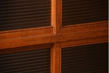 アンティーク家具　アンティーク シンプルな脚付きモールガラス収納棚(食器棚、戸棚)