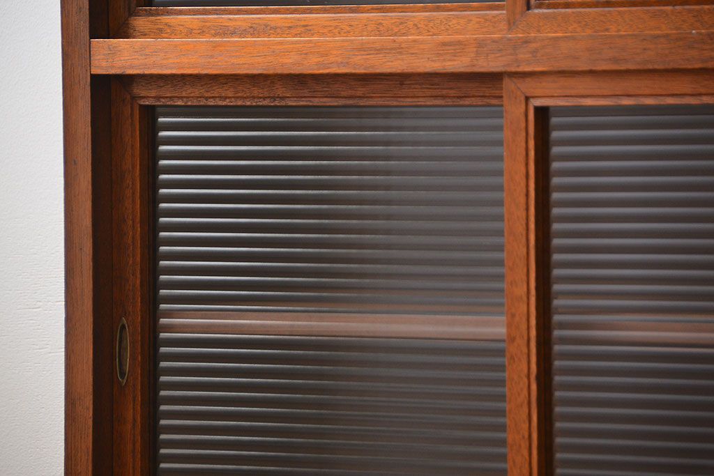 アンティーク家具　アンティーク シンプルな脚付きモールガラス収納棚(食器棚、戸棚)